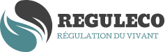 Logo REGULECO et slogan RÉGULATION DU VIVANT. Le symbole d'équilibre nature montre deux feuilles stylisées, une gris foncé et une bleu-vert.